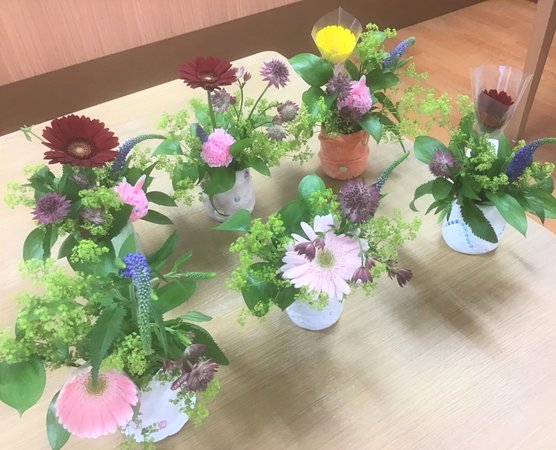 花瓶作りからフラワーアレンジメント シニア町内会稲毛園生 千葉市稲毛区 Lifull 介護